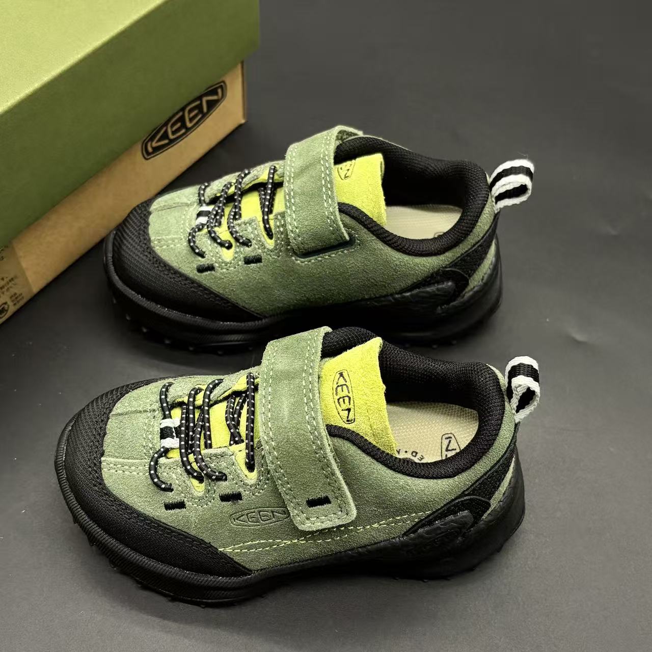 Children's shoes child